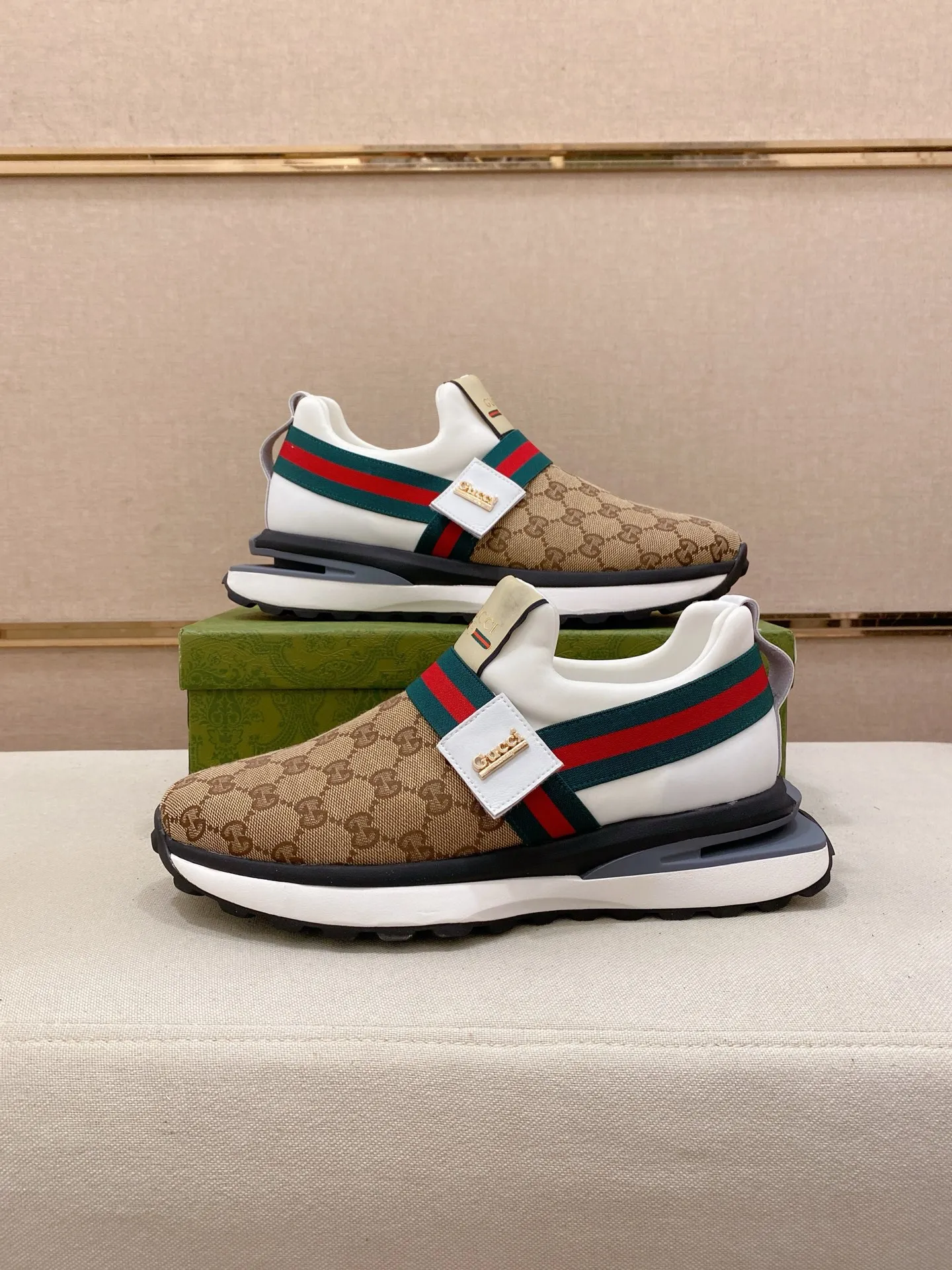 Factory price: 462💰 (GUCCI) The latest 🎁🎁casual and fashionable men's shoes👟 from the official website, hot style 💥 style is simple and elegant, exclusive for trendy men. Unique latest brand elements from the official website 👑original decoration, fashionable and generous, original fabric ✅breathable stretch cloth lining, official website designated wear-resistant casual outsole, classic model taken at the counter in kind🎬38-44 (45 is not returnable and non-refundable)